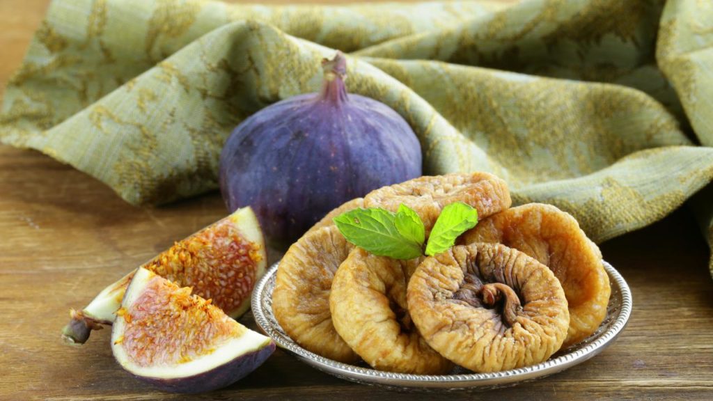Why are figs disputed in the vegan world